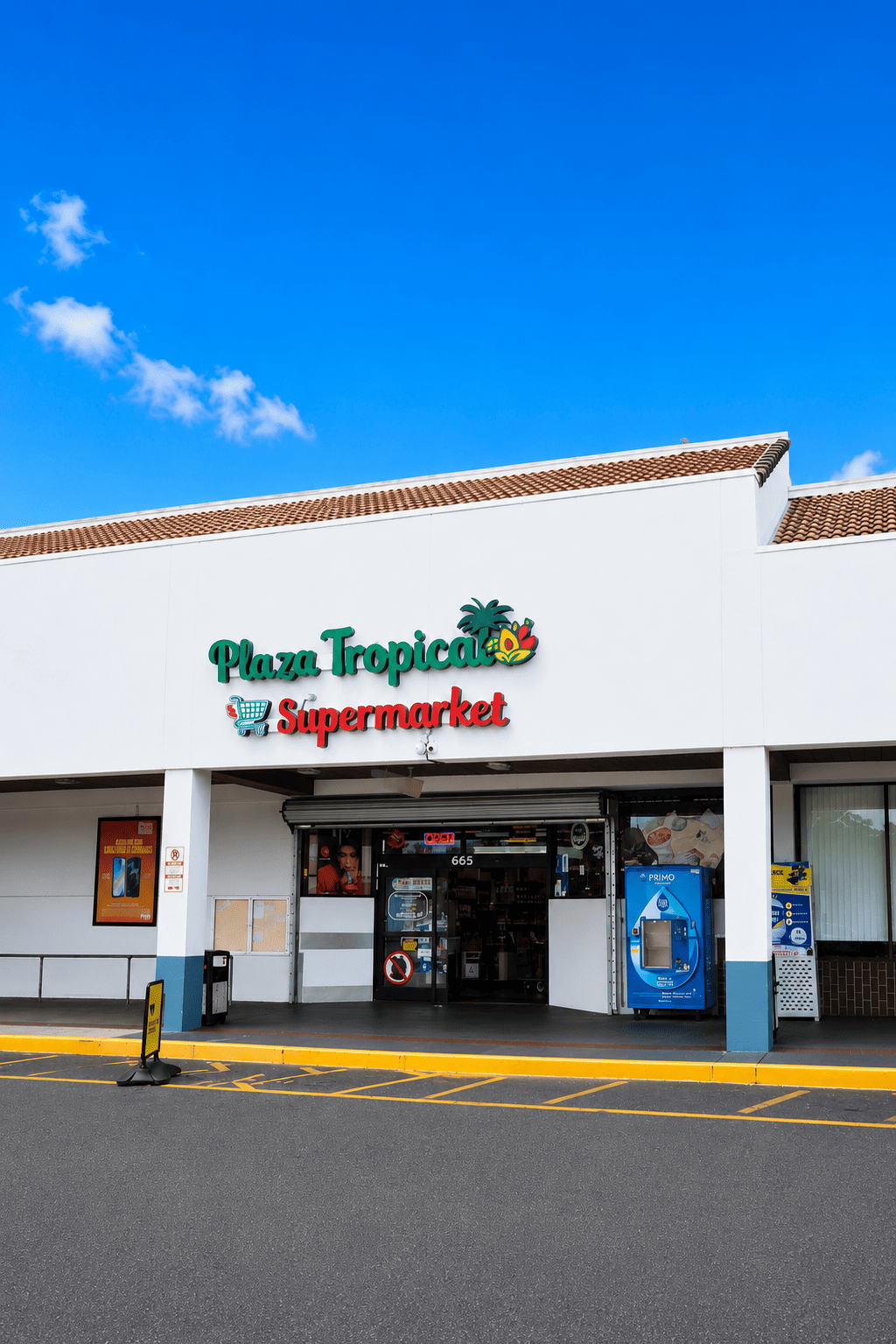 Family shopping together at Plaza Tropical Supermarket